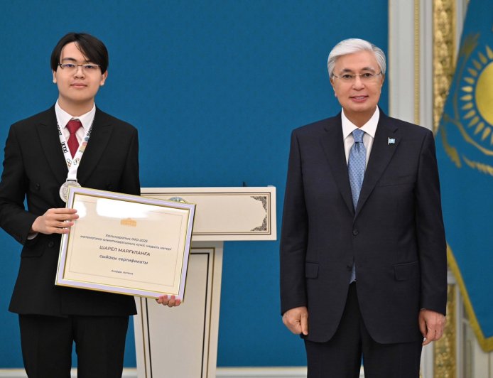 Президент қолынан марапат алған жас математикке Cambridge пен Imperial таласуда