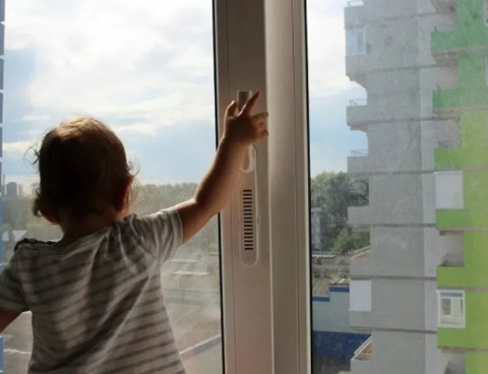 Оралда екі бірдей бүлдіршін терезеден құлап кетті