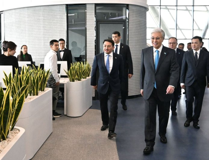 Тоқаев Alem.ai халықаралық жасанды интеллект орталығын аралап көрді