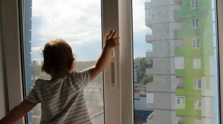 Оралда екі бірдей бүлдіршін терезеден құлап кетті