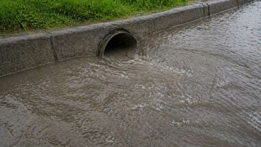 Алматыда нөсер жаңбыр кезінде ер адам арыққа құлап, мерт болды