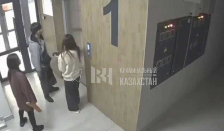 Алматыда ер адам подъезде екі қыз балаға шабуыл жасады