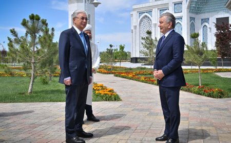 Тоқаев Өзбекстан Президентімен Түркістандағы жаңа мешітті аралады
