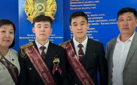 «Бұрын-соңды болмаған»: Атырау облысында бір ауданда 85 егіз түлек мектеп бітірді