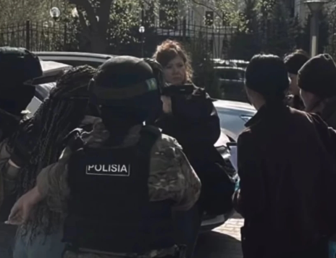 «500 мың талап еткен»: БҚО-да ер адамды суреттерімен бопсалаған әйел ұсталды