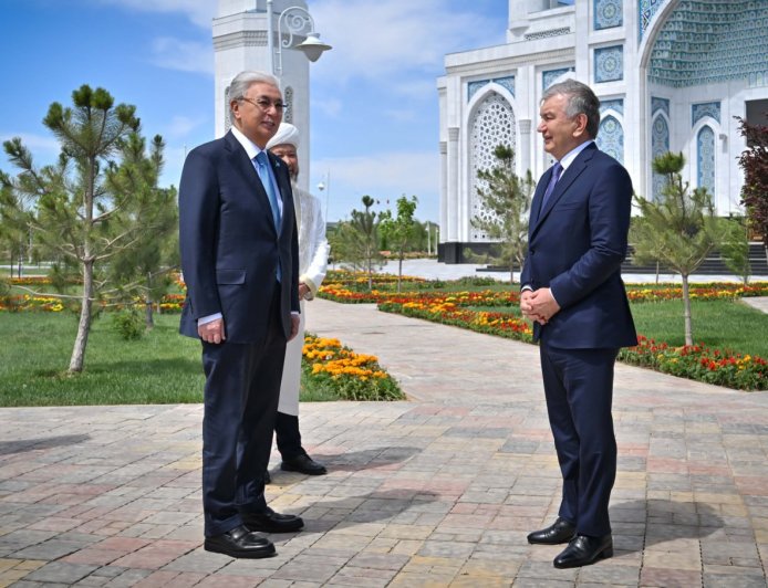 Тоқаев Өзбекстан Президентімен Түркістандағы жаңа мешітті аралады