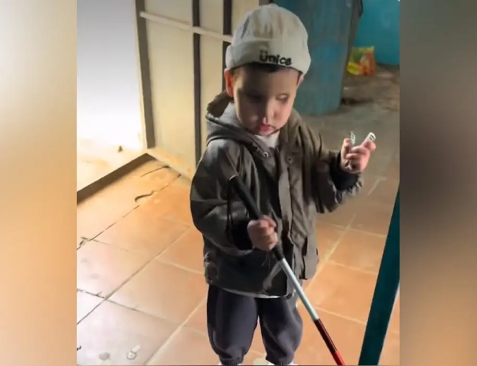 «Далаға тастап кетпейсің ғой?»: үш жасар зағип баланың видеосы шетелдіктерді жылатты
