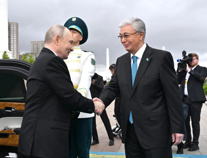 Владимир Путинді Тоқаев өзі қарсы алды