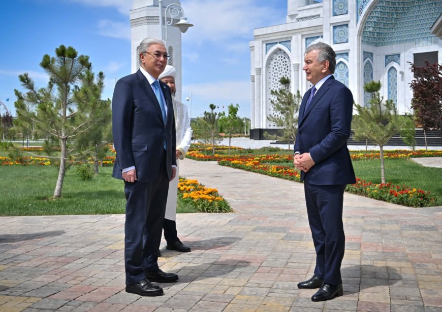 Тоқаев Өзбекстан Президентімен Түркістандағы жаңа мешітті аралады