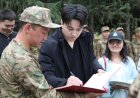 Димаш Құдайберген шекарадағы сарбаздармен кездесті