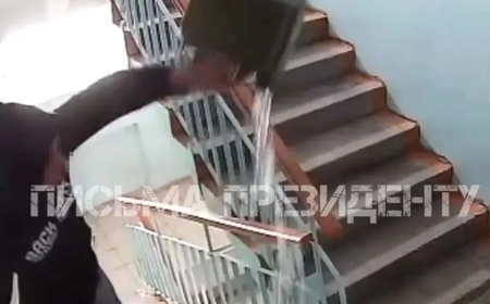 Павлодарда ер адам көп қабатты үйдің подъезіне бензин төгіп кетті