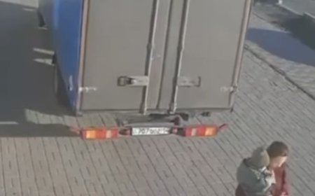«Жансақтау бөлімінде жатыр»: Екібастұзда жүк көлігі балалы әйелді басып кетті