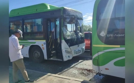 Атырауда екі автобус соқтығысып, алты адам зардап шекті