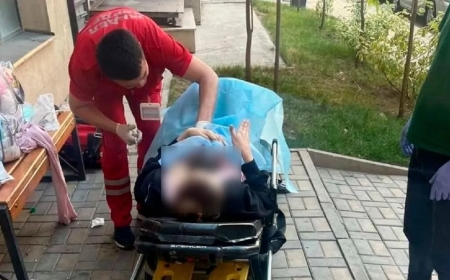 Алматыда жүкті әйел тұрғын үй ауласында босануға мәжбүр болды