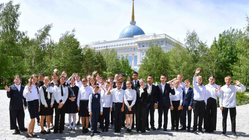 Еліміздің әр өңірінен келген 100 оқушы Ақорданы аралады