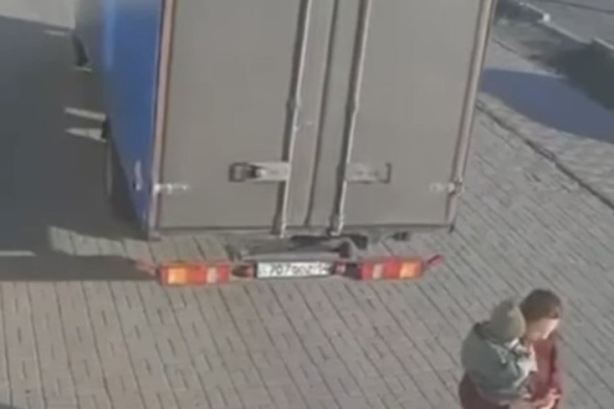 «Жансақтау бөлімінде жатыр»: Екібастұзда жүк көлігі балалы әйелді басып кетті