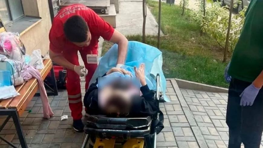 Алматыда жүкті әйел тұрғын үй ауласында босануға мәжбүр болды