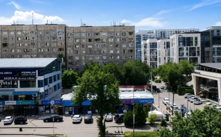 Алматыда 70 жастағы әйел тұрғын үйдің бесінші қабатынан құлап көз жұмды