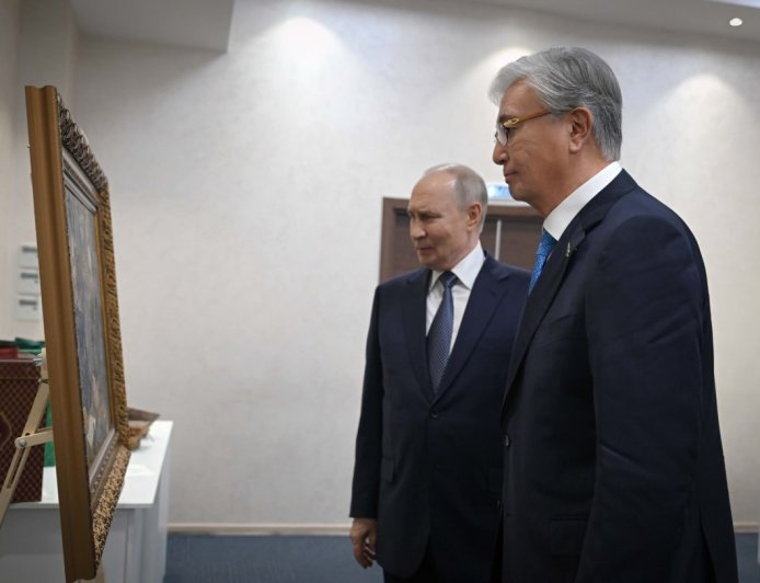 Мемлекет басшысы Путинге ерекше символдық сыйлық тарту етті