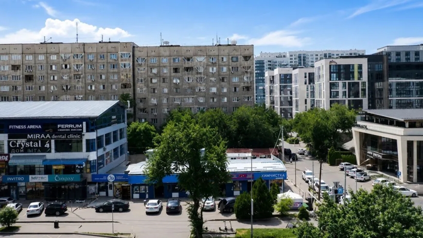 Алматыда 70 жастағы әйел тұрғын үйдің бесінші қабатынан құлап көз жұмды