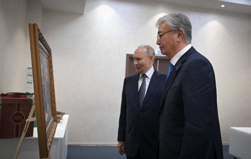 Мемлекет басшысы Путинге ерекше символдық сыйлық тарту етті