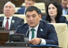 «Жансақтау бөлімінде жатыр»: Экс-депутат Бақытжан Базарбек адам қағып кетті деп айыпталды