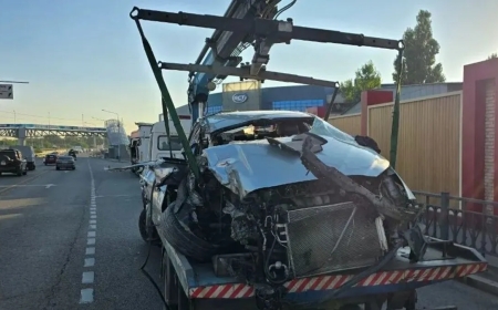 Алматыда жеңіл көлік тоқтап тұрған жүк көлігімен соқтығысты