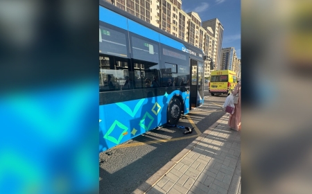 Астанада автобус самокатшыны қағып кетті