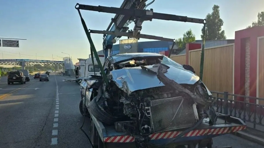 Алматыда жеңіл көлік тоқтап тұрған жүк көлігімен соқтығысты