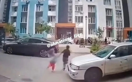 Алматы облысында тұрғын үй ауласында көлік екі баланы қағып кетті