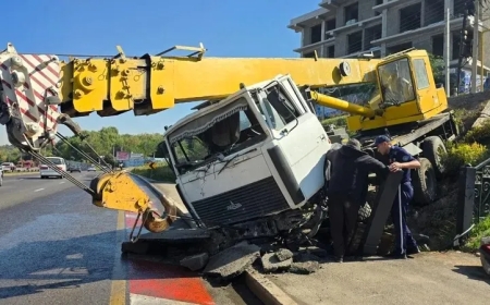 Алматыда құрылыс краны құлап, бір адам жансақтау бөліміне түсті