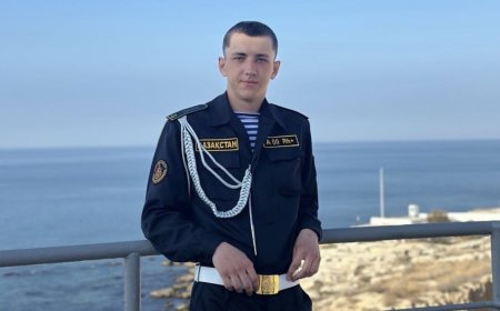 «Айтуға дайын емес»: Каспийде аман қалған сарбаздың ағасы мәлімдеме жасады