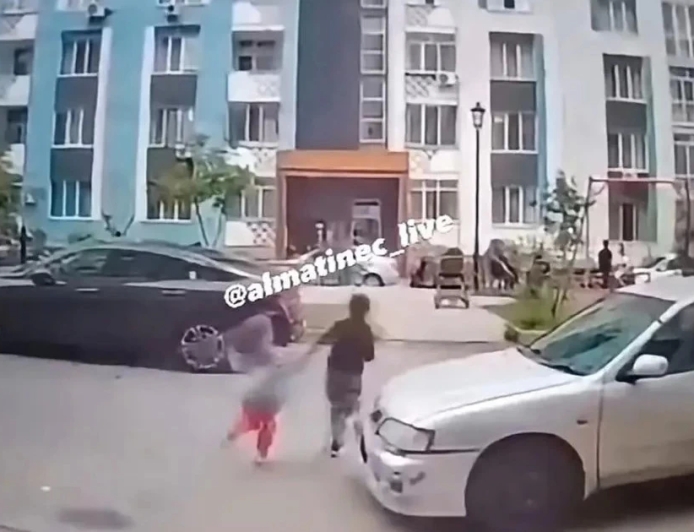 Алматы облысында тұрғын үй ауласында көлік екі баланы қағып кетті