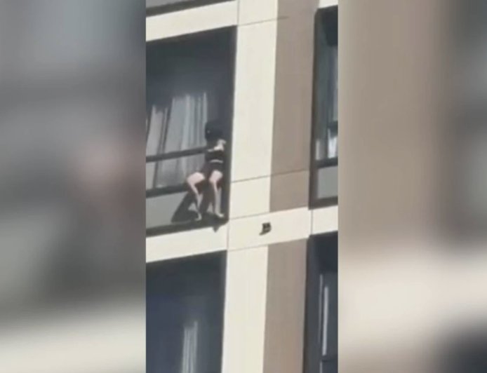 Астанада әйел 15-қабаттан бала жатқан арбаның үстіне құлады