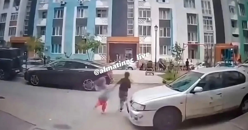 Алматы облысында тұрғын үй ауласында көлік екі баланы қағып кетті