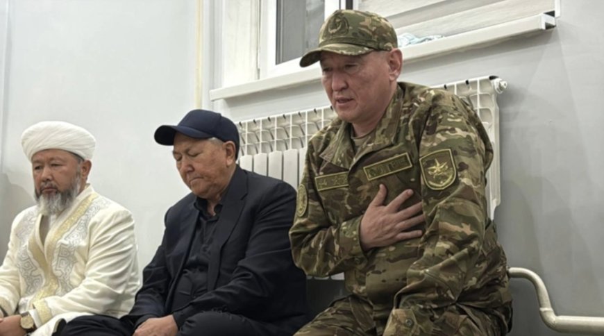 Қорғаныс министрі марқұм сарбаздардың отбасына көңіл айтты