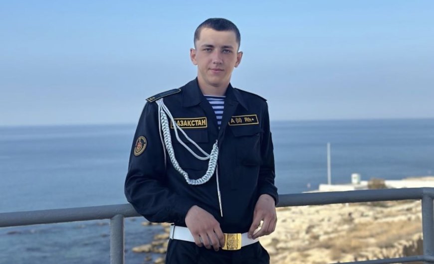 «Айтуға дайын емес»: Каспийде аман қалған сарбаздың ағасы мәлімдеме жасады