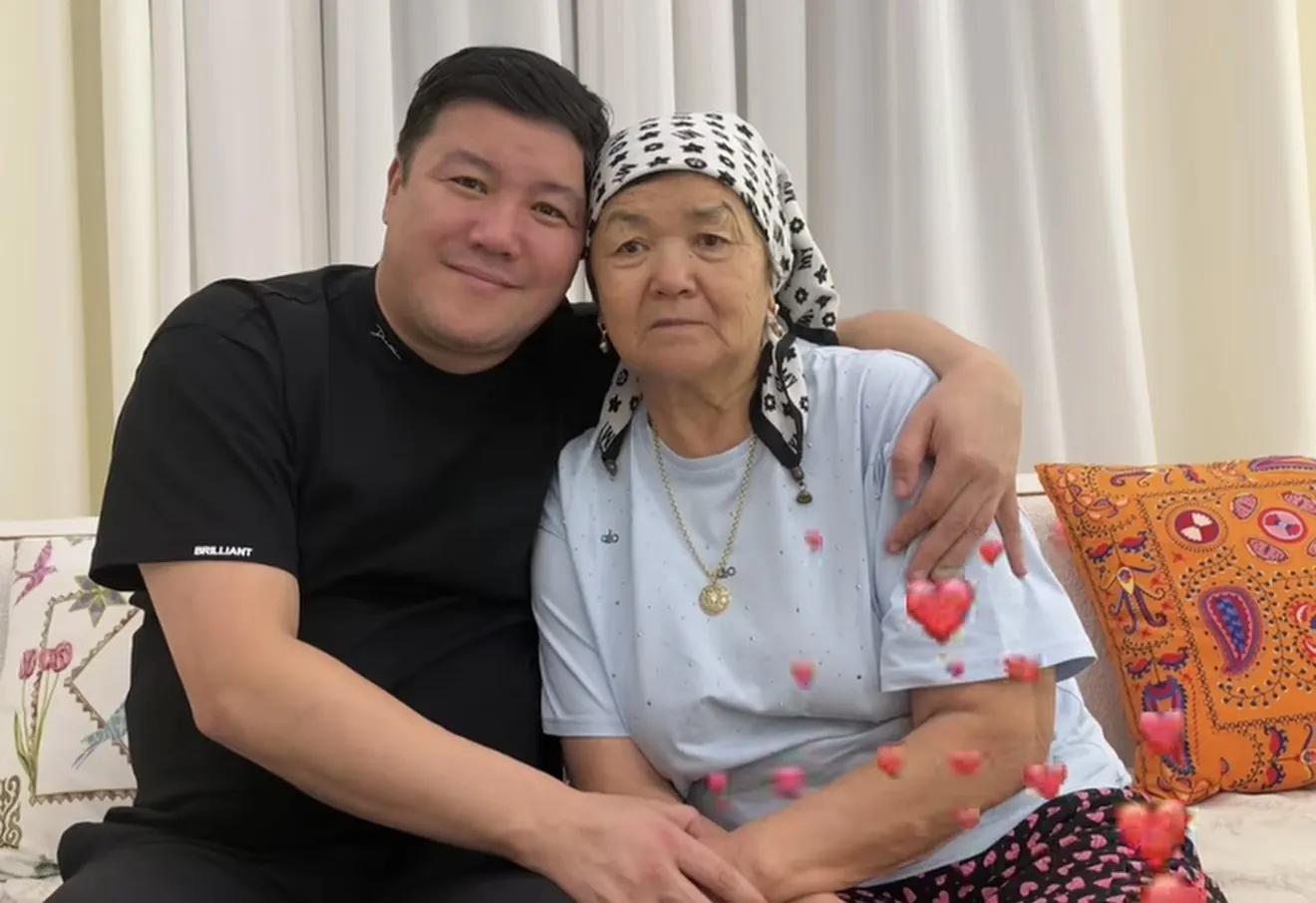 «Көзінде мұң бар»: Тұрсынбек Қабатов анасынан бата алды