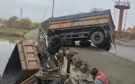 Петропавлда жүк көлігі көпірден құлап кетті