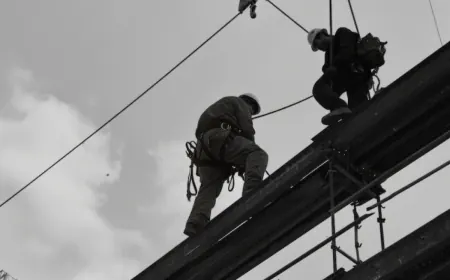 Атырау вокзалындағы жөндеу: жұмысшы 5 метр биіктіктен құлады