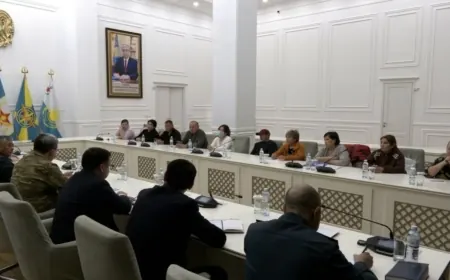 Қорғаныс министрі Каспийде қаза тапқан әскерилердің туыстарымен кездесті