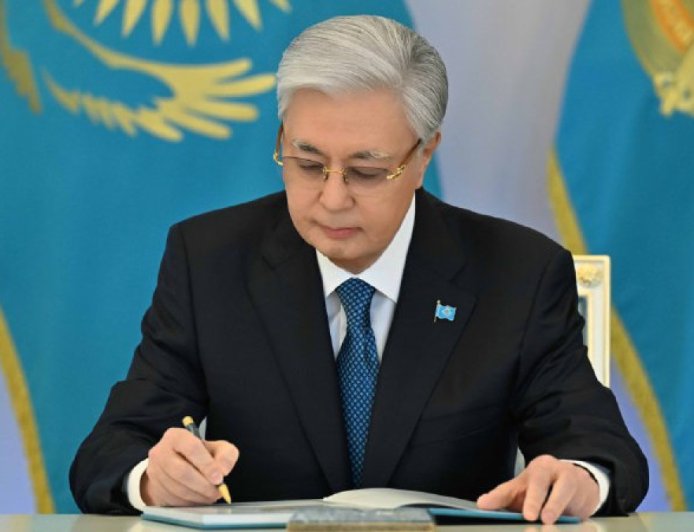 Тоқаев Қорғаныс министрлігіндегі үш жоғары лауазымды қызметкерді босатты