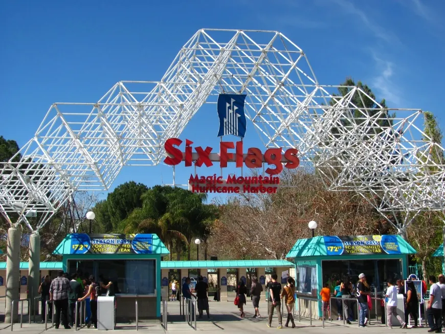 Six Flags паркінде адам өлгеннен кейін тоғыз аттракцион жабылды
