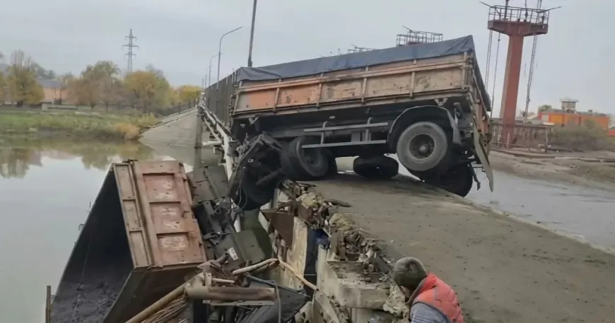 Петропавлда жүк көлігі көпірден құлап кетті
