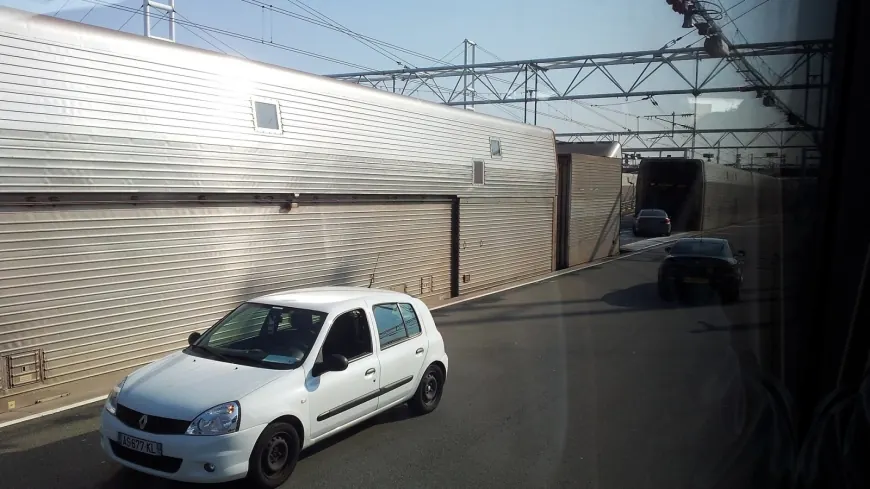19 адам жарақаттанды: Ла-Манш тоннелінде шағын автобус пойызға соғылды