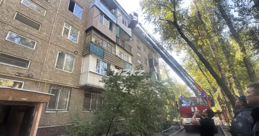 16 адам эвакуацияланды: Таразда тұрғын үйден өрт шықты