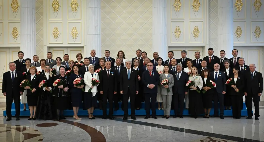 473 жұмысшы, 270-ке жуық мұғалім, ғалым мен медицина қызметкері: Тоқаев кімдердің еңбегі еленетінін айтты