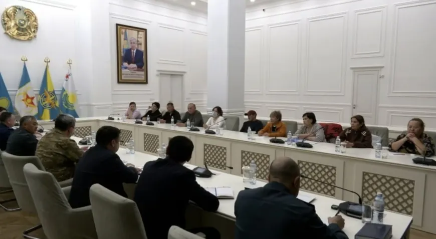 Қорғаныс министрі Каспийде қаза тапқан әскерилердің туыстарымен кездесті
